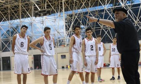 Terry Layton convive con jugadores de la Academia de BÃ¡squetbol Conade