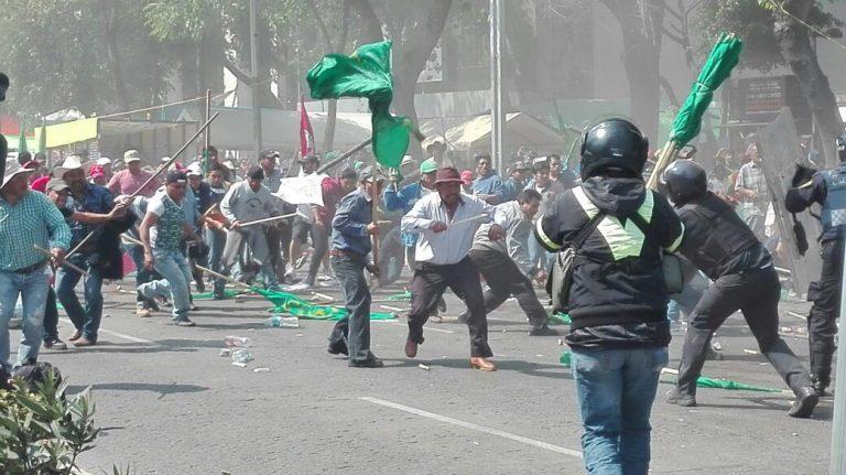 Manifestantes bloquean reforma y lesionan a 17 policÃ­as de la SSP-CDMX