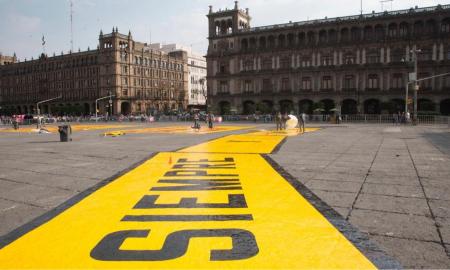 Invaden el ZÃ³calo, frases del artista Lawrence Weiner, quien presentarÃ¡ su obra en la CDMX
