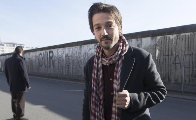 El mexicano Diego Luna escenificó ante el muro de Berlín su rechazo al muro de Trump