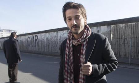 El mexicano Diego Luna escenificÃ³ ante el muro de BerlÃ­n su rechazo al muro de Trump