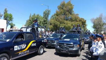 JEFE DELEGACIONAL DE XOCHIMILCO Y EL SECRETARIO DE SEGURIDAD PÚBLICA DE LA CDMX ENTREGAN ESTIMULOS Y PATRULLAS EN XOCHIMILCO