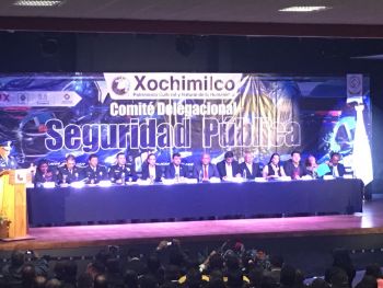 Jefe delegacional y secretario de seguridad pública entregan estímulos y patrullas