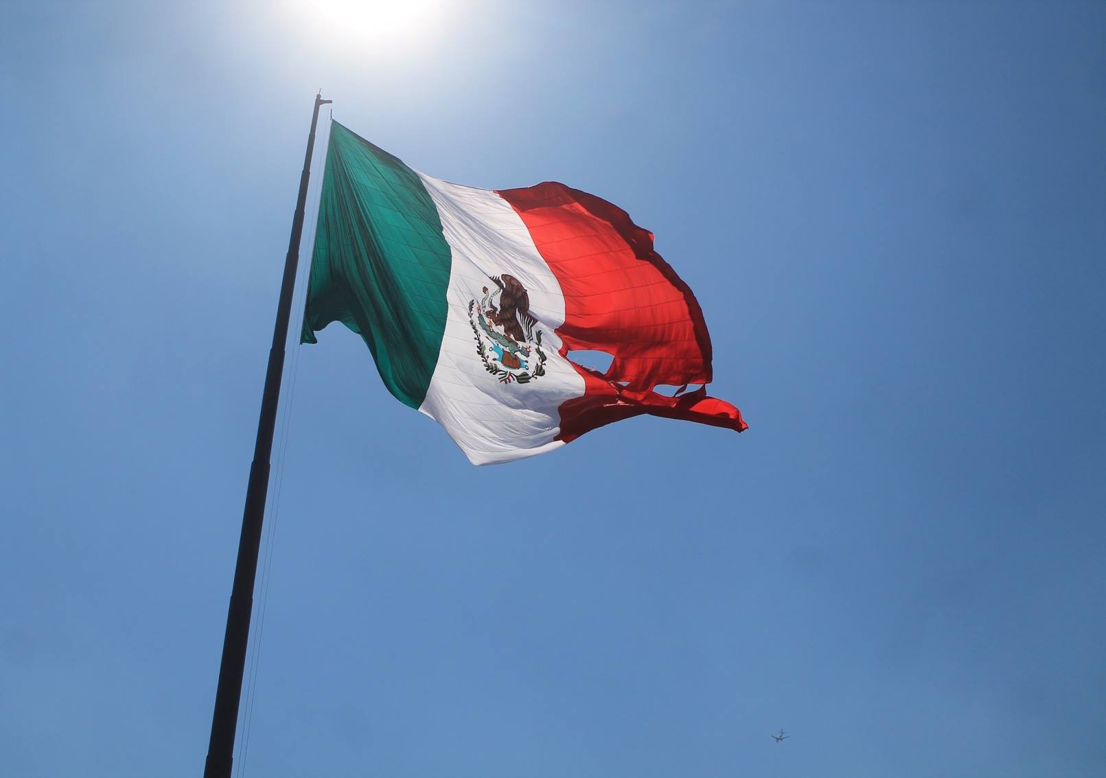 Se rasga la bandera del Campo Marte frente a Peña Nieto 