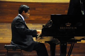 ALUMNO CIEGO SE GRADÚA COMO PIANISTA CON MENCIÓN HONORÍFICA