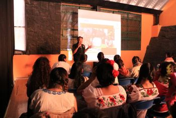 CAPACITAN A PARTICIPANTES A LA FLOR MÁS BELLA DEL EJIDO, SOBRE TEMAS CULTURALES