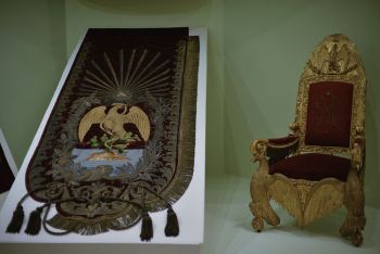 CONJUNTO DE LA SILLA PRESIDENCIAL DE BENITO JUÁREZ VUELVE A LUCIR COMPLETO