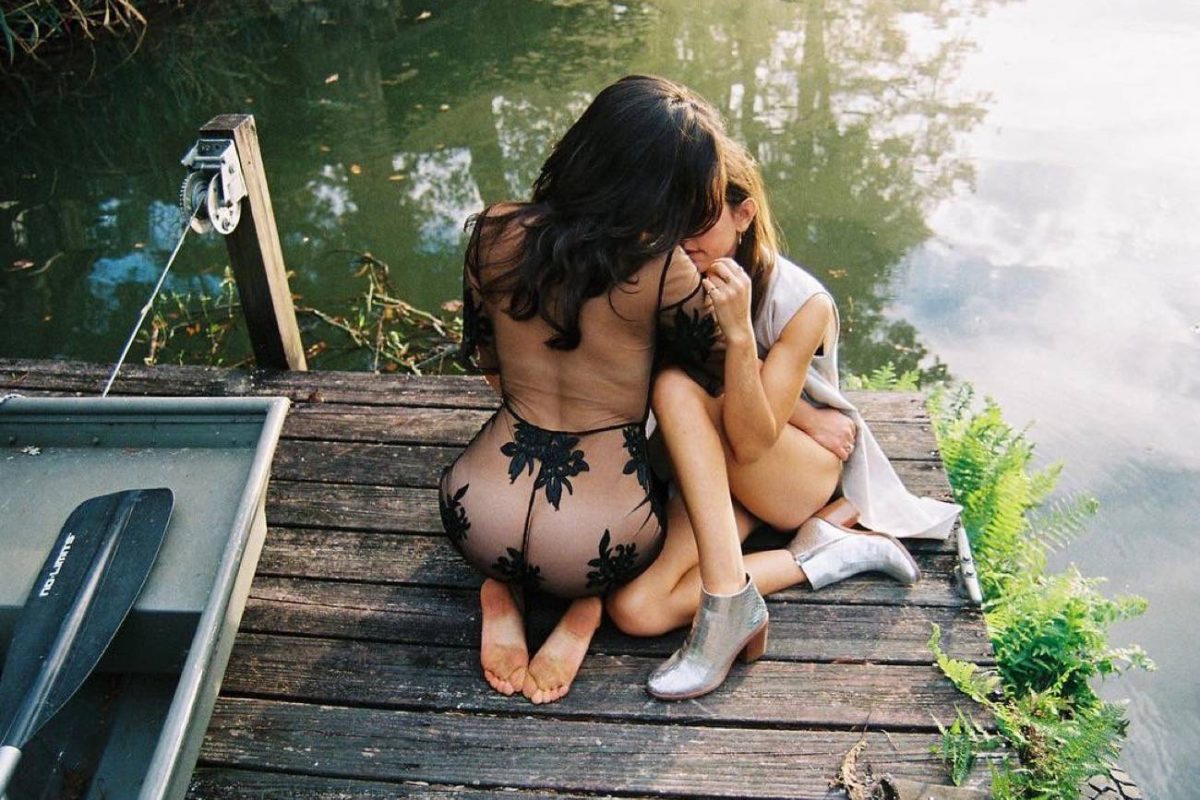 Las sensuales y polémicas fotografías de Lucy Vives y Lauren Jauregui