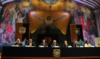 Candida Hofer ofrece una nueva mirada de los edificios emblemáticos del país