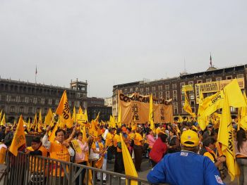 EL Zócalo de la CDMX se viste de amarillo