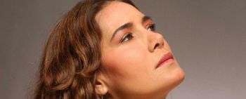 Tania Libertad le ofrece cien violetas a Esperanza Iris y a la esperanza, esa que siempre muere al último