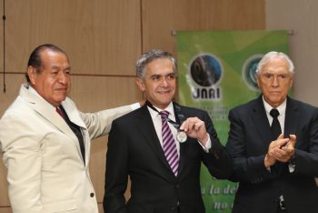 Recibe Jefe de Gobierno reconocimiento por su liderazgo en la lucha contra el cambio climático