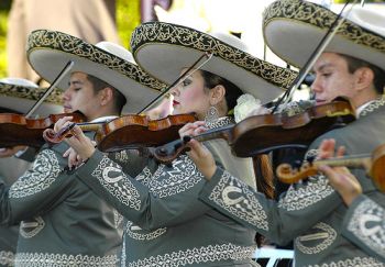 CON MARIACHIS, REGALOS Y FIESTA, CELEBRAN A LAS MAMÁS DE GAM