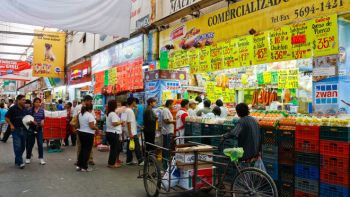 Mujer policía detiene a dos asaltantes en la Central de Abasto