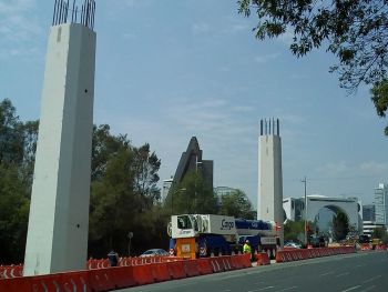 Se colocan tres columnas sobre avenida Vasco de Quiroga para el tren interurbano México-Toluca