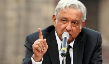 ATACAN CON HUEVOS A LOPEZ OBRADOR