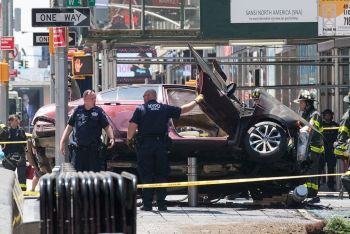 AUTOMOVILISTA MATA A UNA PERSONA Y LESIONA A 19 EN NY