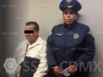 POLICÍAS DE LA SSP-CDMX RESCATAN A INVIDENTE QUE CAYÓ A LAS VÍAS DEL METRO