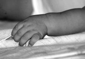 Vinculan a proceso a mujer por su probable participación en la muerte de su hijo