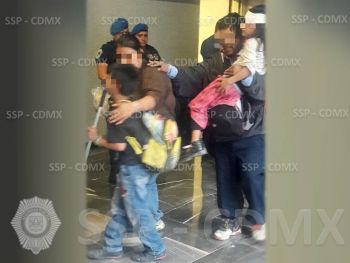 POLICÍAS DE LA SSP-CDMX AYUDAN A DOS MENORES QUE CAYERON A LAS VÍAS DEL METRO