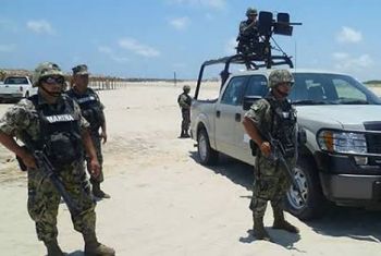BUSCA LA MARINA A CADETE QUE CAYÓ AL MAR