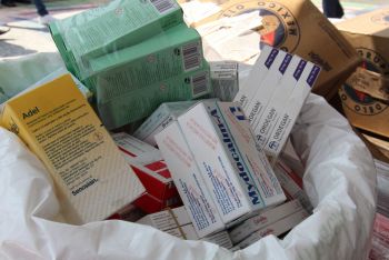 DESTRUYE IZTAPALAPA CERVEZA Y ENTREGA MEDICAMENTOS RETIRADOS EN VÍA PÚBLICA