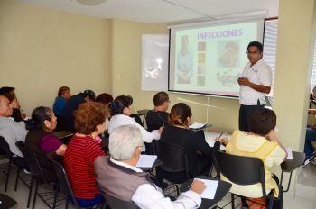 Capacita Gobierno de CDMX a comerciantes del Paseo de las Facultades de la UNAM en manejo de alimentos