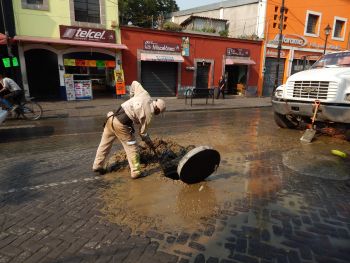 DAN MANTENIMIENTO A SISTEMA DE DRENAJE EN XOCHIMILCO
