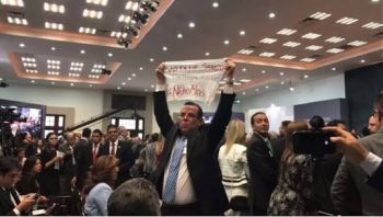 PERIODISTA PROTESTA ANTE PEÑA NIETO POR ASESINATO DE COLEGAS