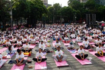 Se viste de Yoga el Paseo de la Reforma con mega clase