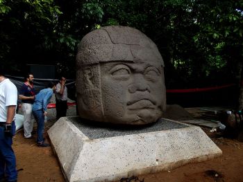 TRASLADAN CABEZA COLOSAL OLMECA A NUEVA BASE EN EL PARQUE-MUSEO LA VENTA EN VILLAHERMOSA