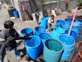 JEFE DELEGACIONAL EN XOCHIMILCO SUPERVISA REPARTO DE AGUA POTABLE Y MANTENIMIENTO DE POZOS