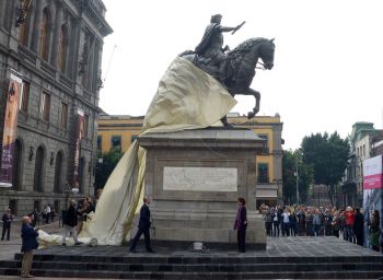 HACEN ENTREGA DE LA INTERVENCIÓN A LA ESCULTURA ECUESTRE DE CARLOS IV