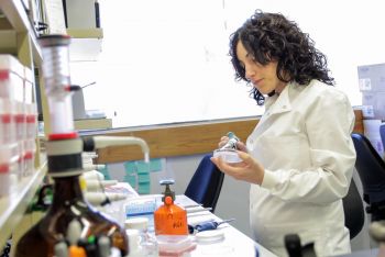 LUZ LED DE CELULARES Y DISPOSITIVOS ELECTRÓNICOS PROMUEVE ENFERMEDADES METABÓLICAS