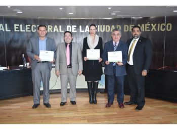 TODAS LAS INSTITUCIONES DEBEN PARTICIPAR EN LA DIVULGACIÓN DE LOS VALORES CÍVICOS DE LA DEMOCRACIA