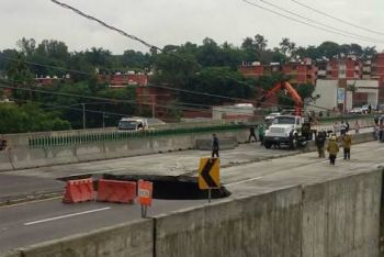MUEREN DOS PERSONAS EN SOCAVÓN DE LA CARRETERA MÉXICO-CUERNAVACA
