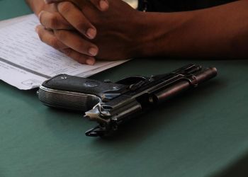 VECINOS DE IZTAPALAPA CANJEAN 35 ARMAS, DOS GRANADAS Y 546 CARTUCHOS ÚTILES POR DINERO