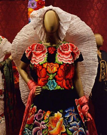REÚNE EL MUSEO DE EL CARMEN VESTIDOS TÍPICOS ORNAMENTADOS CON MOTIVOS FLORALES