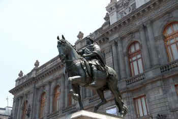 ESPECIALISTAS DIALOGAN SOBRE LOS TRABAJOS DE RESTAURACIÓN HECHOS A LA ESCULTURA ECUESTRE DE CARLOS IV