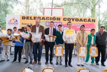 Entregan útiles escolares a estudiantes de nivel preescolar, primaria y secundaria