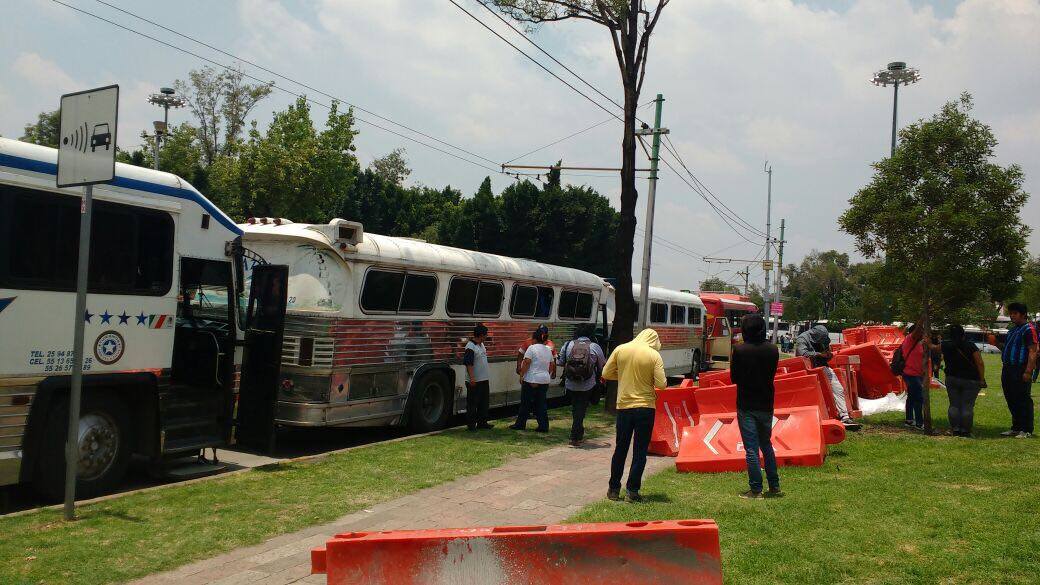 Camiones de acarreados llegan a la comparecencia del Jefe Delegacional en Tláhuac, Rigoberto Salgado Vázquez