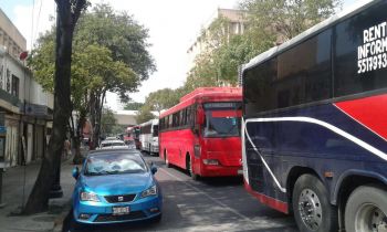 Más de 30 autobuses con acarreados llegan a la ALDF para la comparecencia de Rigoberto Salgado