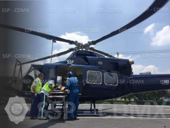 AMBULANCIA AÉREA DE LA SSP-CDMX TRASLADA A UN HOMBRE CON MÚLTIPLES HERIDAS