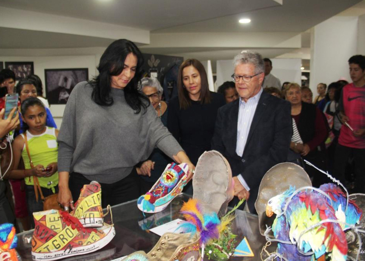 INAUGURAN DIONE ANGUIANO Y SERGIO SARMIENTO  EXPOSICIÓN DE ARTE JOVEN CAMINOS DE LA LIBERTAD