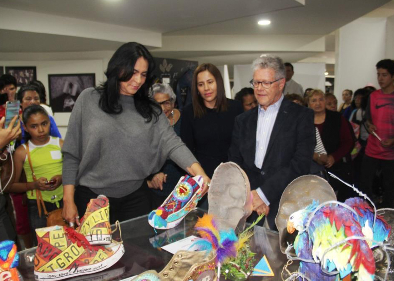 INAUGURAN DIONE ANGUIANO Y SERGIO SARMIENTO EXPOSICIÓN DE ARTE JOVEN CAMINOS DE LA LIBERTAD