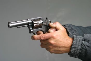 Investigan a probable participante en el homicidio de un hombre y las lesiones de dos menores de edad