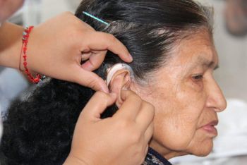 La delegación Cuajimalpa entrega de aparatos auditivos