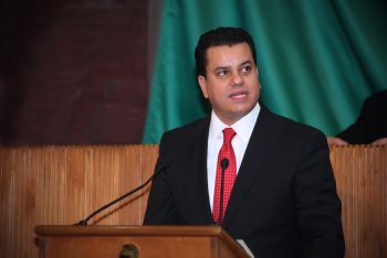 Plantea diputado prohibir cobro de estacionamiento en instalaciones escolares