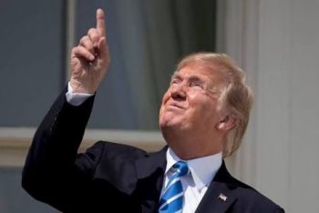 TRUMP MIRA EL ECLIPSE SIN PROTECCIÓN 
