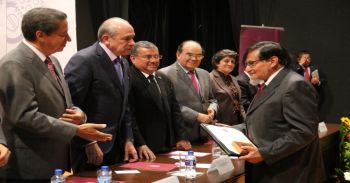 Reconoce IPN labor de 50 años a dos trabajadores, con presea